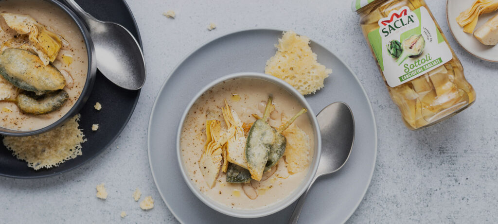 Krämig Soppa på Cannellinibönor med Saclà Kronärtskockor, Stekt Salvia och Parmesanchips