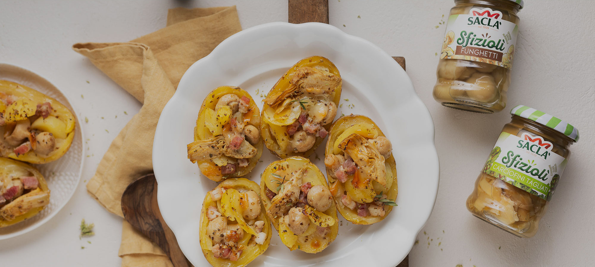 Bakad Potatis Fylld med Rökt Scamorza, Bacon samt Saclà Kronärtskockor och Champinjoner